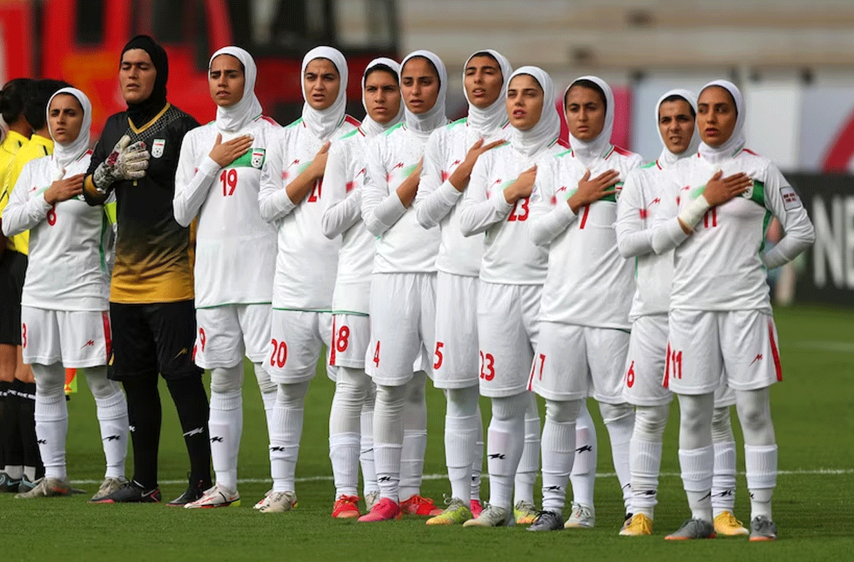 খামেনির প্রসঙ্গ এড়িয়ে গেলেন ইরানের নারী ফুটবলাররা