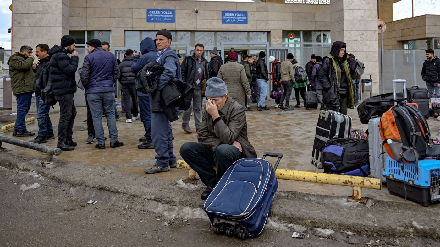 মার্কিন হামলার আতঙ্ক, দরজা-জানালা সিল করে খাবার-পানি মজুত করছেন ইরানিরা
