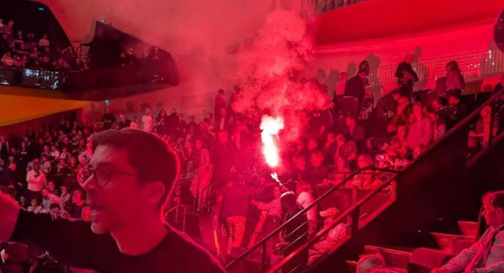 প্যারিসে বিক্ষোভ, হাতাহাতি, হট্টগোলে বাধাগ্রস্ত ইসরায়েলি কনসার্ট