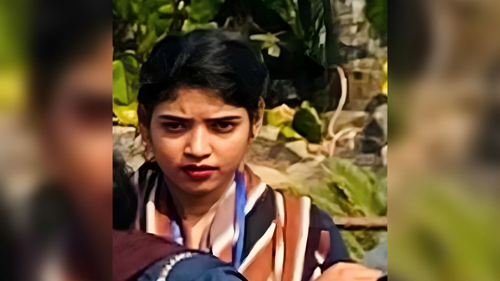 বদ্ধ ঘর থেকে দুর্গন্ধ, দরজা ভেঙে মিলল কলেজছাত্রীর ঝুলন্ত লাশ