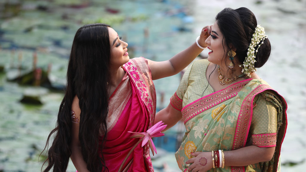 ব্লটিং পেপার দিয়ে তেল শুষে নেওয়ার পর আপনার টি-জোন, অর্থাৎ কপাল, নাক ও চিবুক এলাকায় সামান্য কমপ্যাক্ট পাউডার বা লুজ পাউডার বুলিয়ে নিন। ছবি: আজকের পত্রিকা