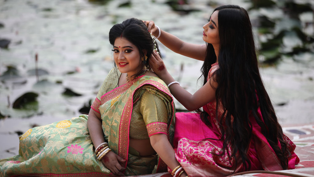 ব্যাগে রাখা ছোট কিছু অনুষঙ্গ দিয়েই আপনি প্রতিমা দেখার ফাঁকে কয়েক মিনিটে মেকআপ রিটাচ বা ঠিক করে নিতে পারেন। ছবি: আজকের পত্রিকা