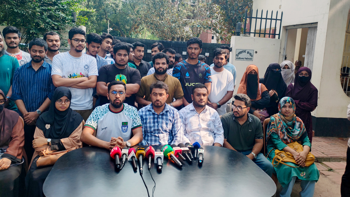 ধর্ষণচেষ্টার ঘটনায় অভিযুক্তকে গ্রেপ্তার দাবিতে ঢাকা-আরিচা মহাসড়ক অবরোধের হুঁশিয়ারি জাকসুর