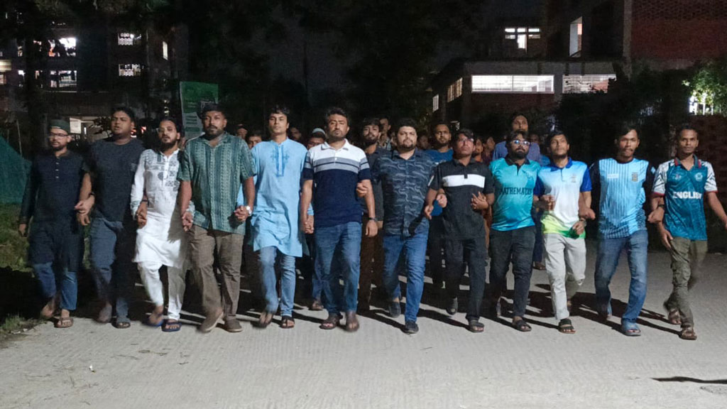 মিটফোর্ডে ব্যবসায়ীকে হত্যার প্রতিবাদে জাহাঙ্গীরনগরে শিক্ষার্থীদের বিক্ষোভ মিছিল