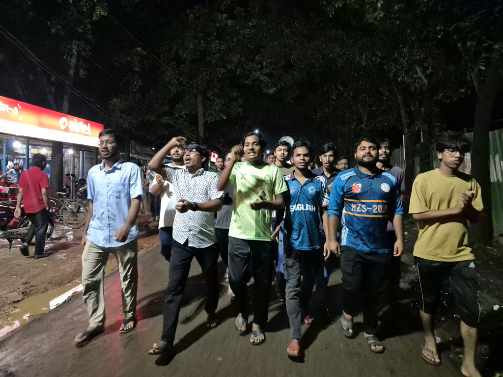 জাবির আবাসিক হলে ছাত্ররাজনীতি বন্ধের দাবিতে শিক্ষার্থীদের বিক্ষোভ