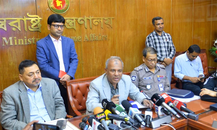 বাংলাদেশে কারও কোনো নিরাপত্তাঝুঁকি বা শঙ্কা নেই: স্বরাষ্ট্র উপদেষ্টা