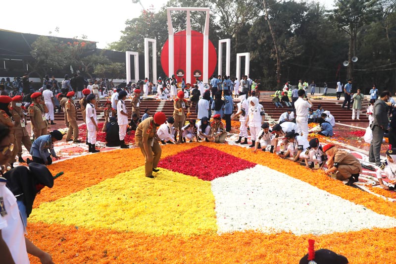 একুশে ফেব্রুয়ারিতে শহীদ মিনার প্রাঙ্গণ রং-তুলির ছোঁয়ায় আলপনা এঁকে সাজিয়ে তোলা থেকে শুরু করে দিনভর আগত ভাষাপ্রেমীদের পাশে থাকেন শিক্ষার্থী, রোভার স্কাউটসহ বিভিন্ন স্বেচ্ছাসেবী সংগঠনের শিক্ষার্থীরা।