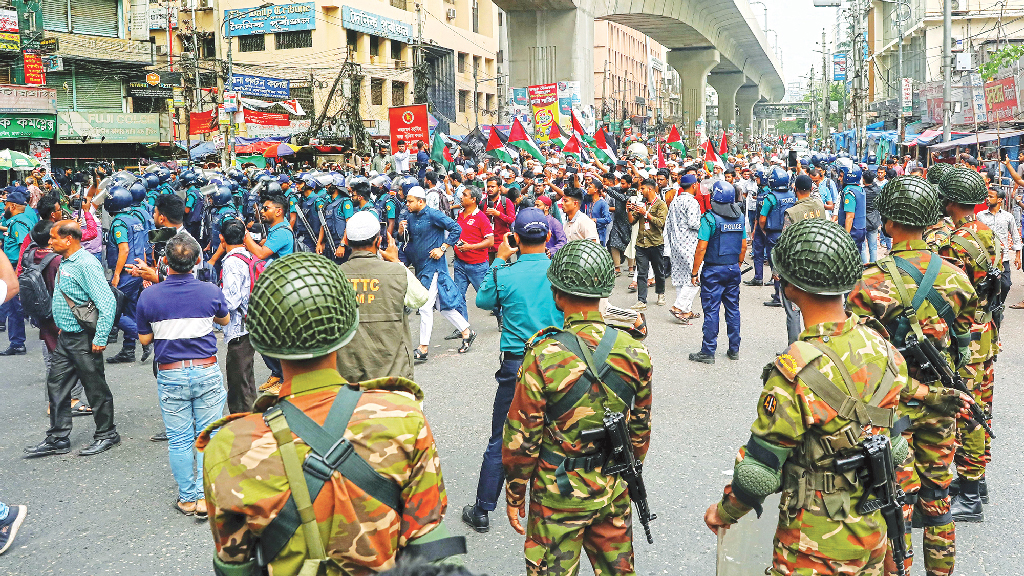 রাজনীতিতে সংকটের ছায়া