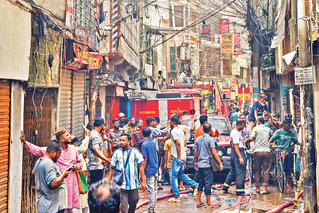 চকবাজারে আগুন: ভবনজুড়ে প্লাস্টিক পণ্যের গুদাম