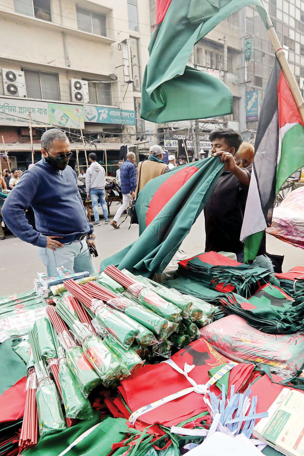 বিজয়ের মাসেও বিক্রি কম জাতীয় পতাকার