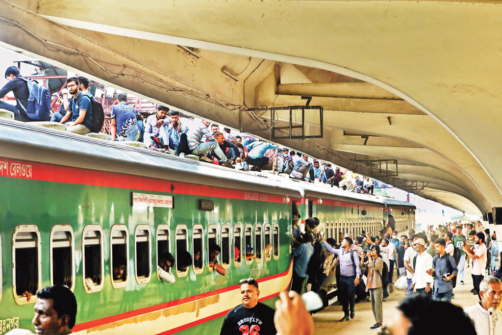 ঈদযাত্রা: ছুটির শুরুতে স্টেশন-বন্দরে ভিড়