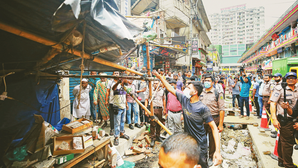 সড়ক-ফুটপাত দখল: উচ্ছেদে দর বেড়েছে ফুটপাতের