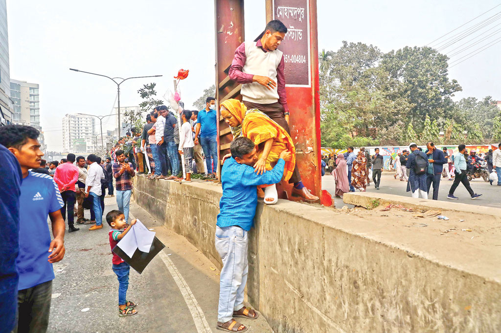 নিয়ন্ত্রণহীন প্রতিবাদ-বিক্ষোভে ঢাকাবাসীর ভোগান্তি বাড়ছেই