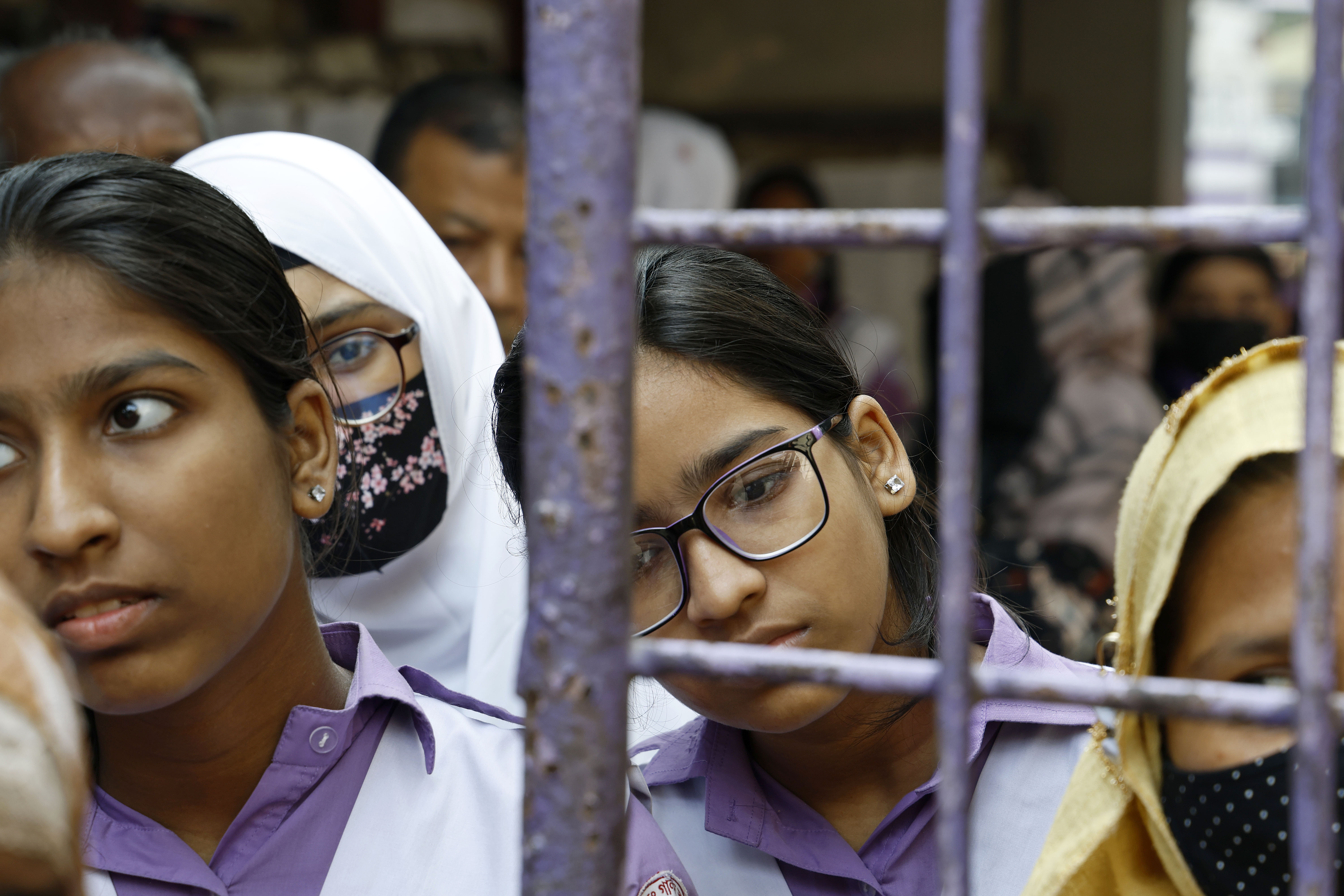 মাধ্যমিক শিক্ষকদের আন্দোলন স্থগিত, এবার প্রাথমিক বিদ্যালয়ে তালা