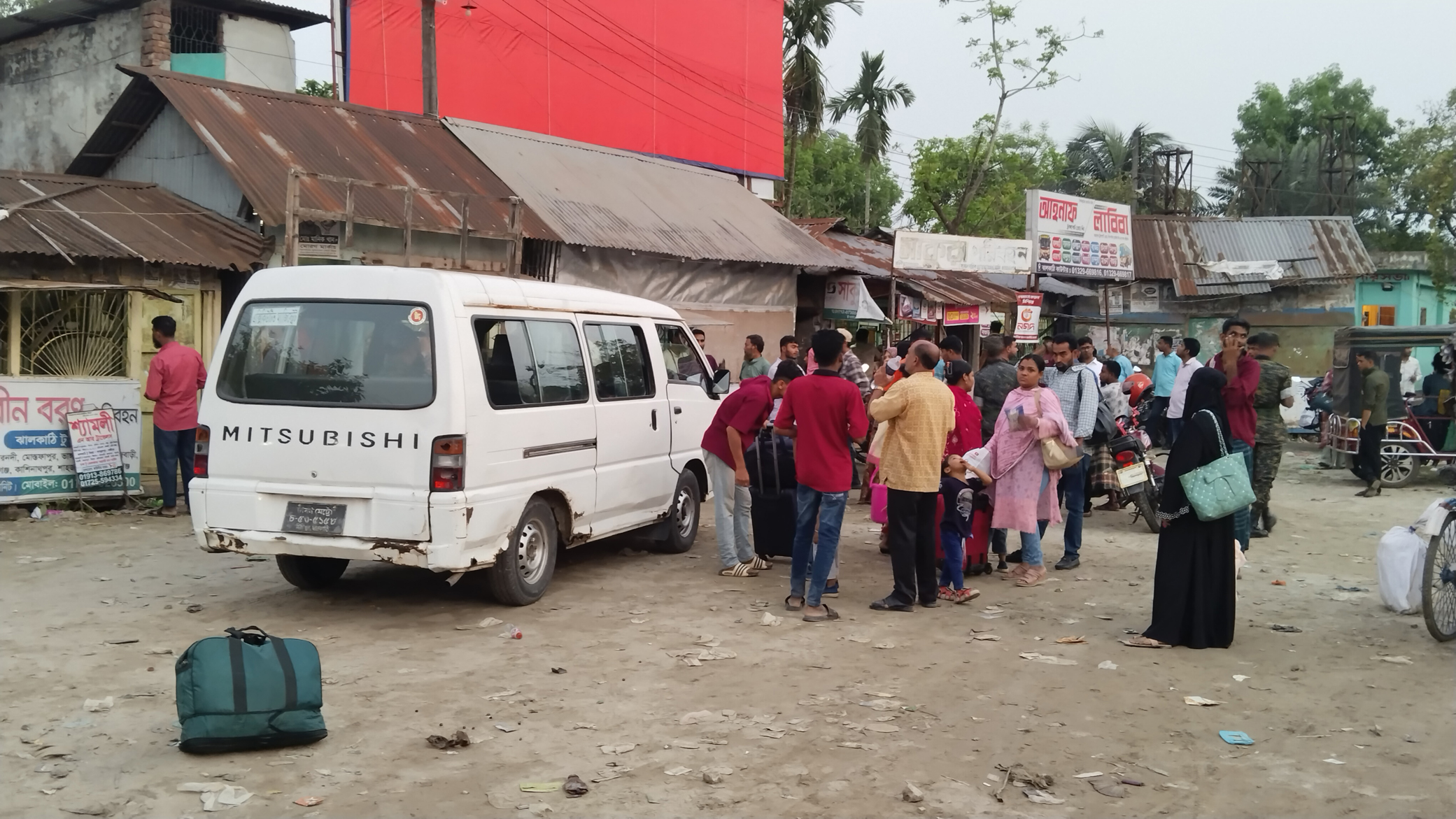 ঝালকাঠিতে বাসে অতিরিক্ত ভাড়া আদায়, দুই কাউন্টারকে জরিমানা