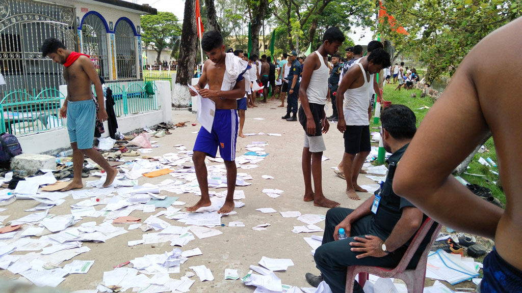 ঝালকাঠিতে কারারক্ষী নিয়োগ পরীক্ষায় অনিয়মের অভিযোগ, চাকরিপ্রত্যাশীদের বিক্ষোভ