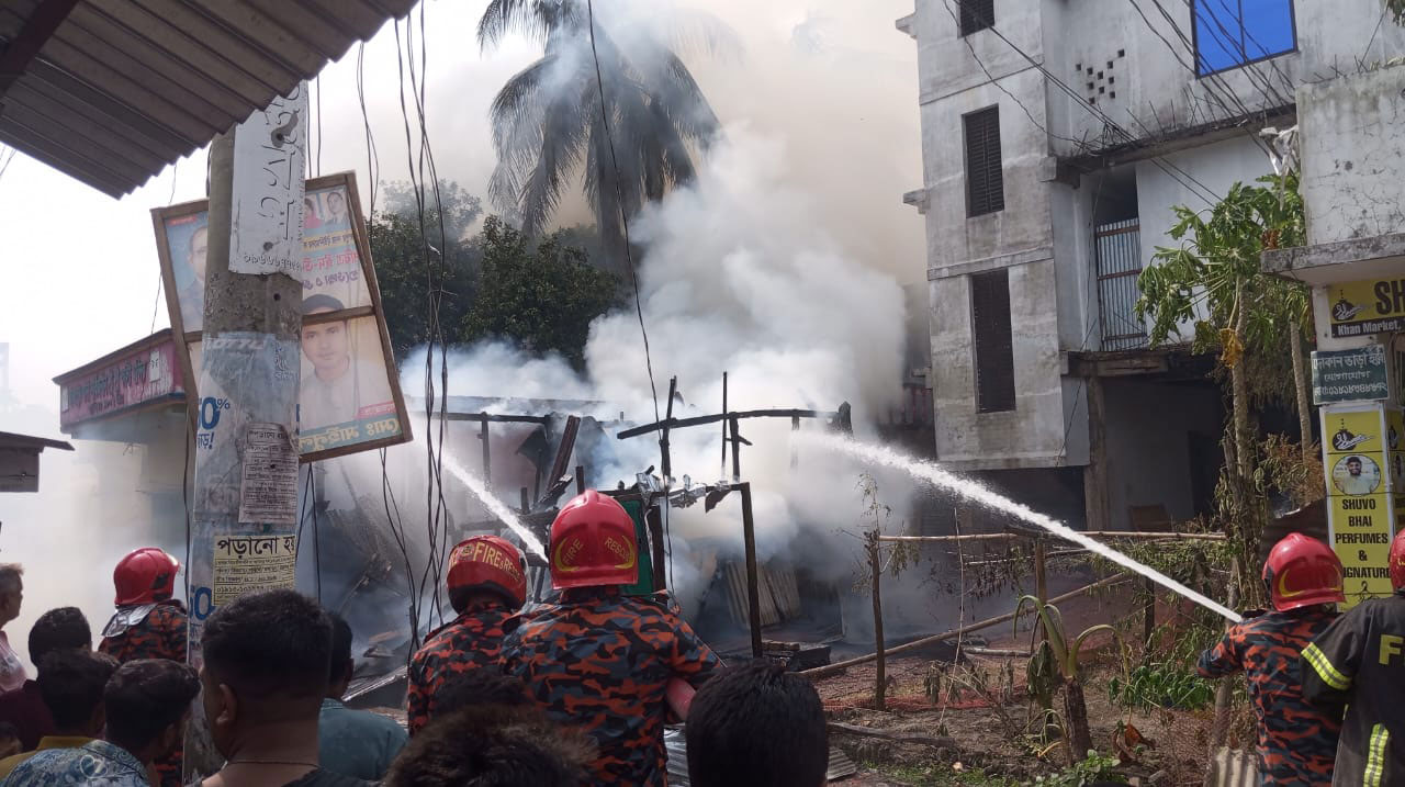 রাজাপুরে আগুনে পুড়ল কাপড়ের দোকান