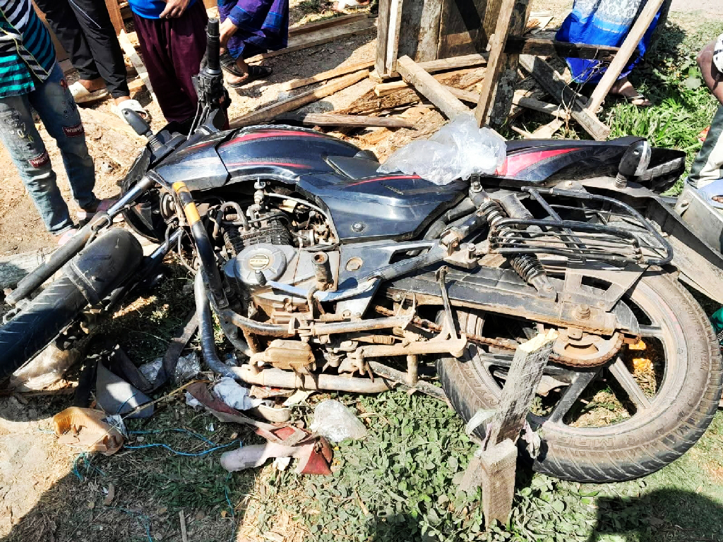 রাস্তায় ইজিবাইকের হঠাৎ ইউটার্ন, মোটরসাইকেলের সঙ্গে সংঘর্ষে নিহত ১