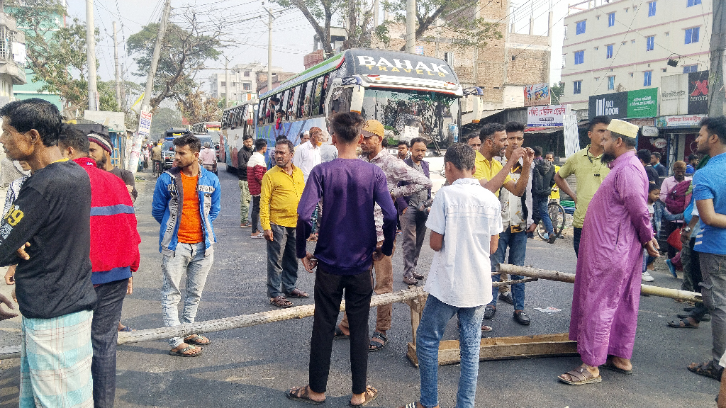 ওসমান হাদির খুনিদের গ্রেপ্তার দাবিতে ঝালকাঠিতে মহাসড়ক অবরোধ