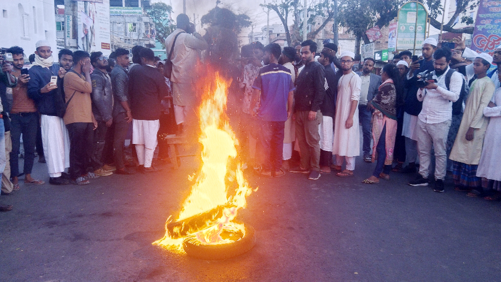 ঝালকাঠিতে বরিশাল-পিরোজপুর মহাসড়ক অবরোধ
