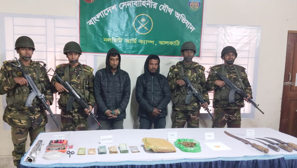 ঝালকাঠিতে যৌথ বাহিনীর অভিযানে স্বেচ্ছাসেবক দল নেতাসহ আটক ২