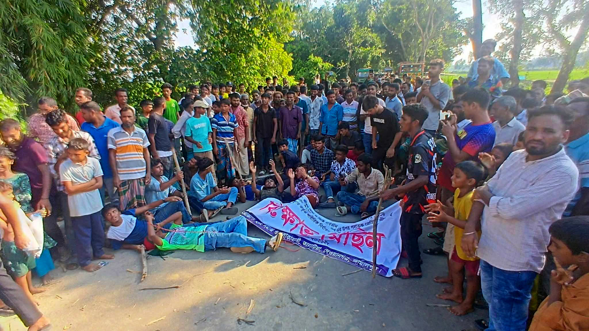 কলেজছাত্রীকে বাড়িতে এনে উধাও যুবক, বিয়ের দাবিতে এলাকাবাসীর মানববন্ধন