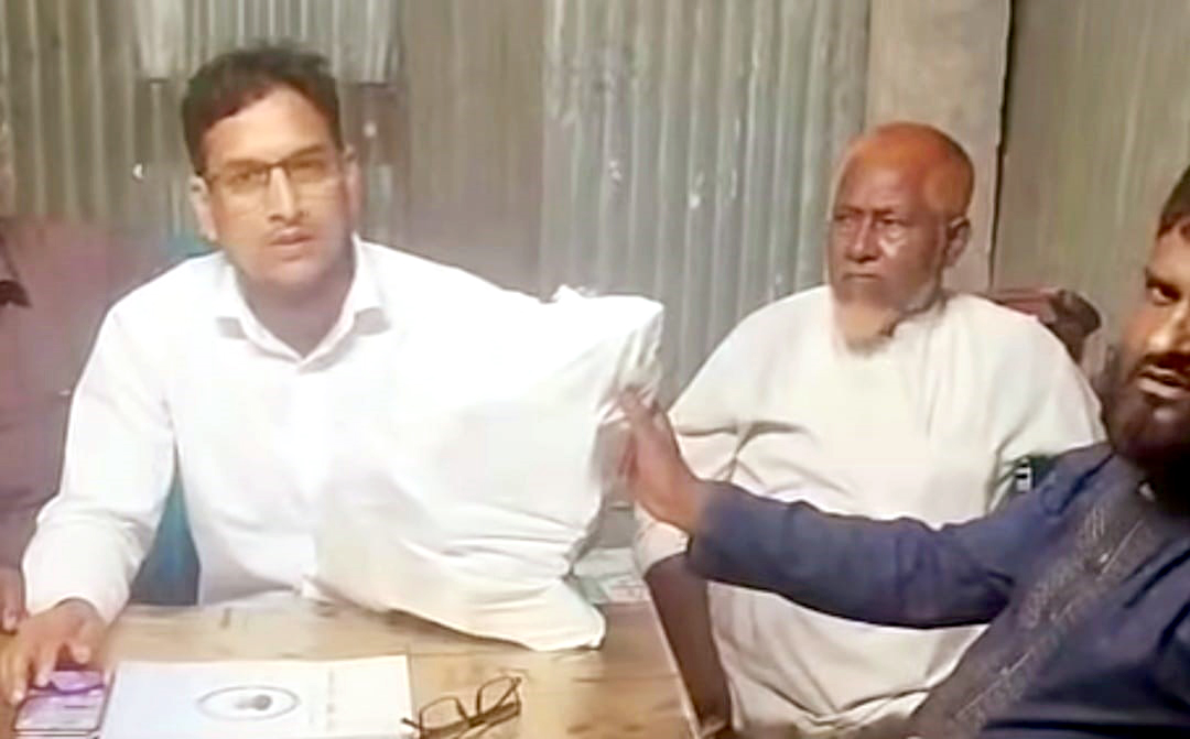 বিতর্কের মুখে ৪ হাজার ভিজিএফ কার্ড ফেরত দিলেন বিএনপির নেতারা
