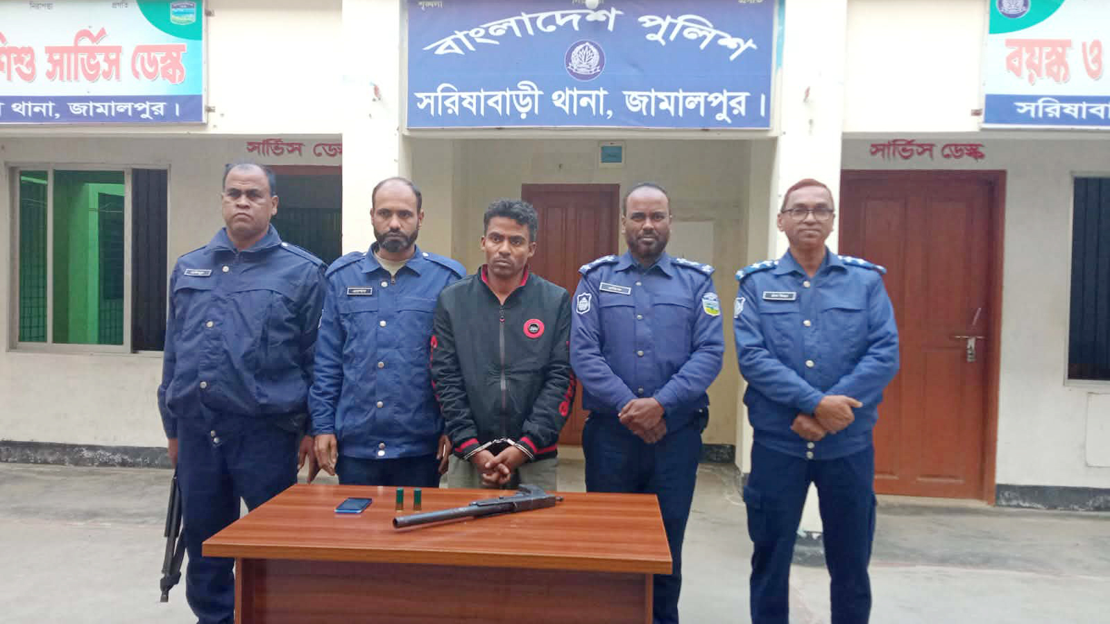 সরিষাবাড়ীতে যৌথ বাহিনীর অভিযানে আগ্নেয়াস্ত্রসহ যুবক গ্রেপ্তার