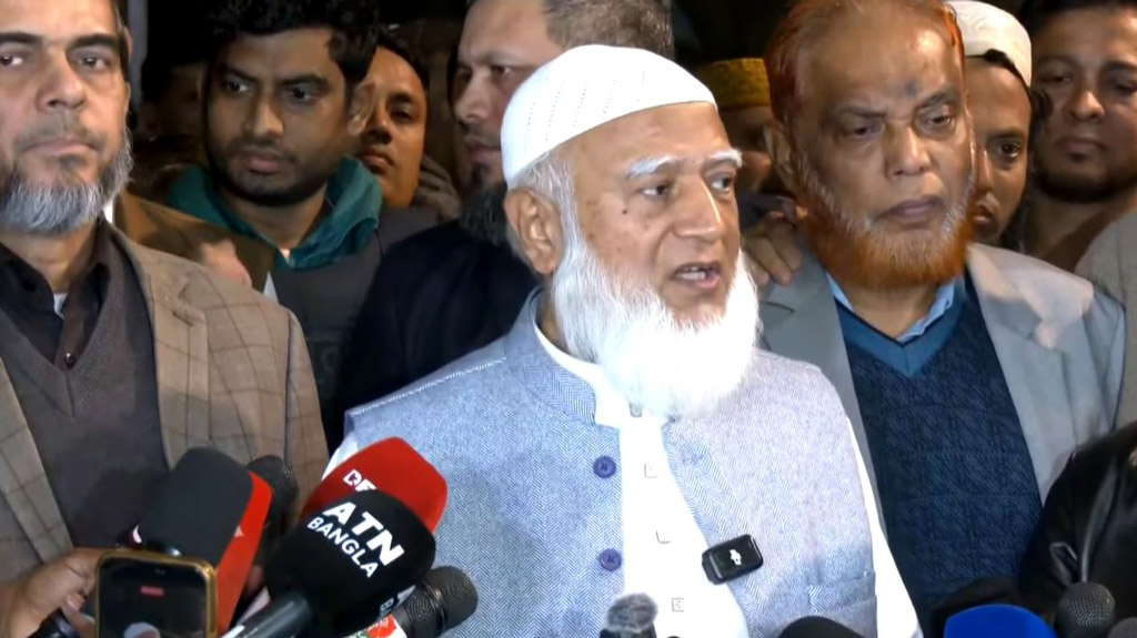 বিএনপি চেয়ারপারসনের গুলশান কার্যালয় থেকে বের হয়ে সাংবাদিকদের সঙ্গে কথা বলেন জামায়াত আমির শফিকুর রহমান। ছবি: ভিডিও থেকে নেওয়া