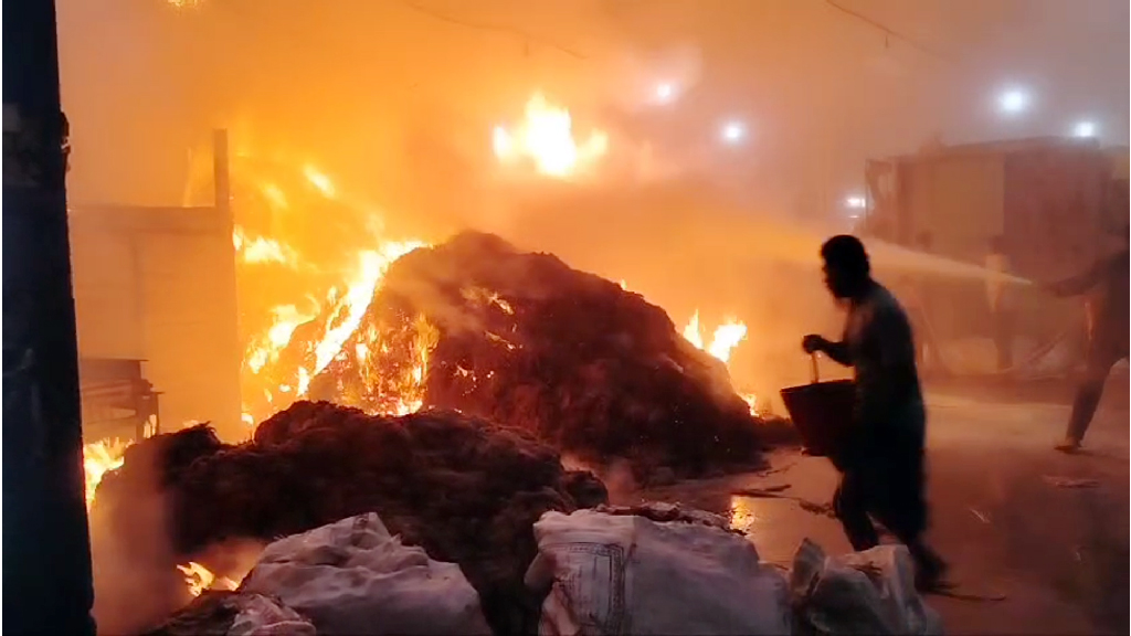 যশোরে রোমান জুট মিলে অগ্নিকাণ্ড