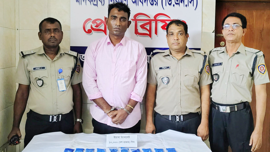 যশোরে যাত্রীবাহী বাস থেকে ১০ হাজার পিস ইয়াবা উদ্ধার, যাত্রী আটক