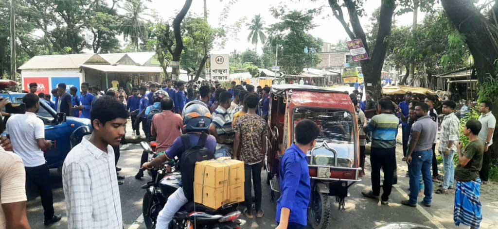 বাসচাপায় স্কুলছাত্রী গুরুতর জখম, প্রতিবাদে মহাসড়ক অবরোধ