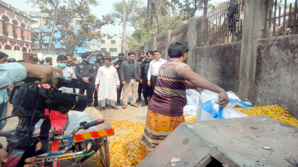 যশোরে মেয়াদোত্তীর্ণ ১৩ বস্তা চিপস ধ্বংস