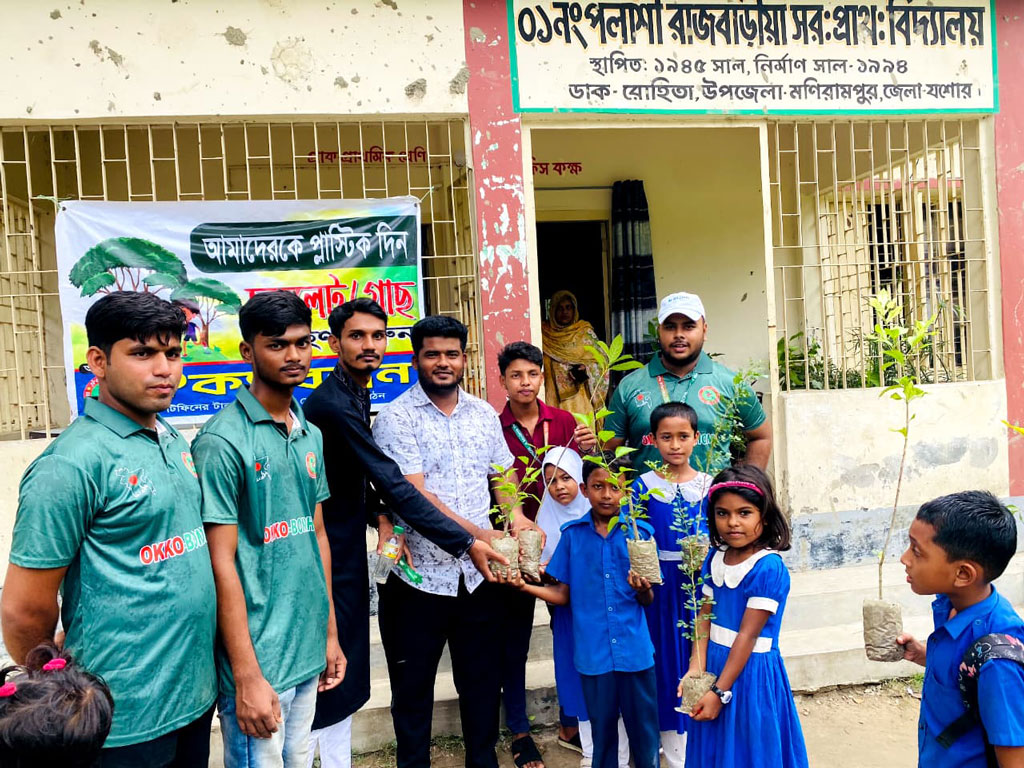 পরিত্যক্ত প্লাস্টিকের বোতলের বিনিময়ে মিলছে গাছ