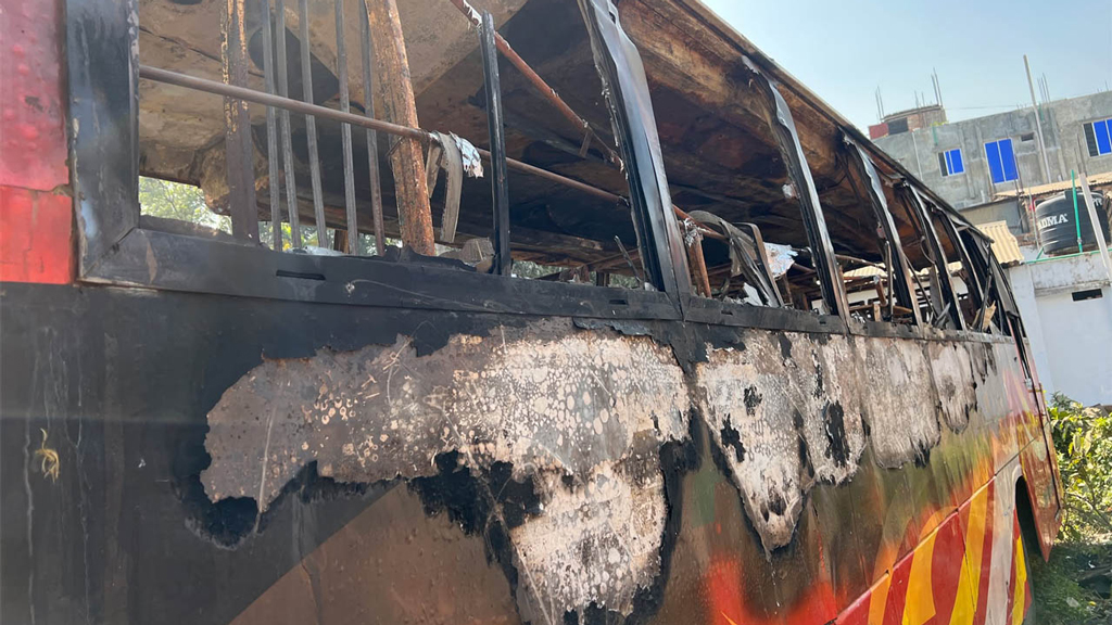 যশোরে মধ্যরাতে পার্কিং করা বাসে আগুন