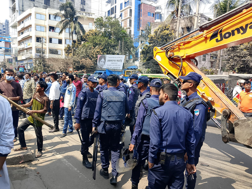 যশোর শহরে শতাধিক অবৈধ স্থাপনা উচ্ছেদ