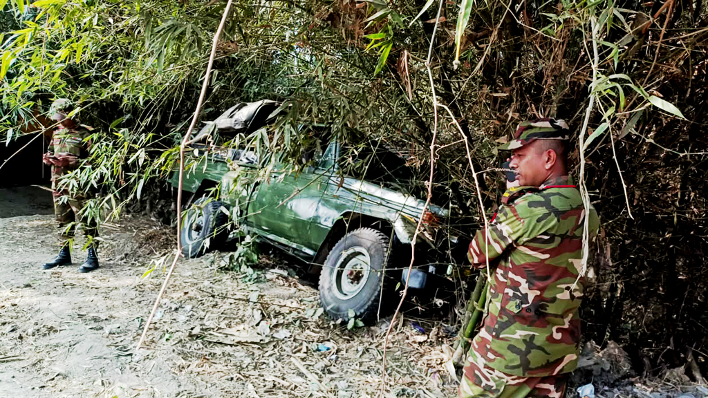 ঝিনাইদহে সেনাবাহিনীর টহলগাড়ির সঙ্গে ট্রাকের সংঘর্ষ, আহত ৪ সেনাসদস্য