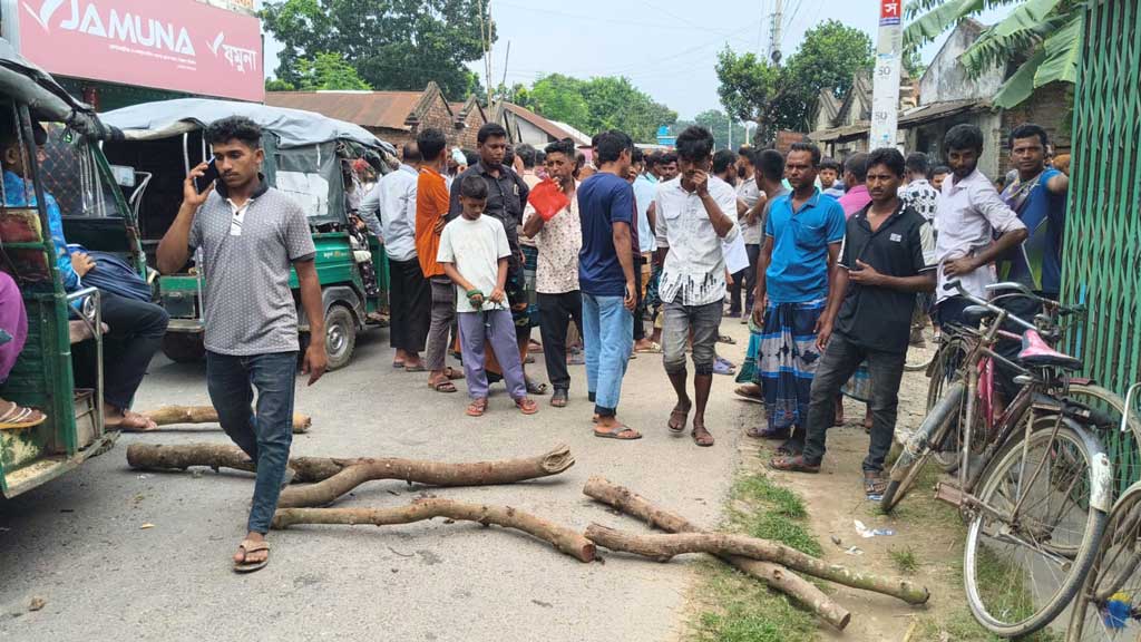 ঝিনাইদহে চাহিদামতো সার না পেয়ে কৃষকদের সড়ক অবরোধ