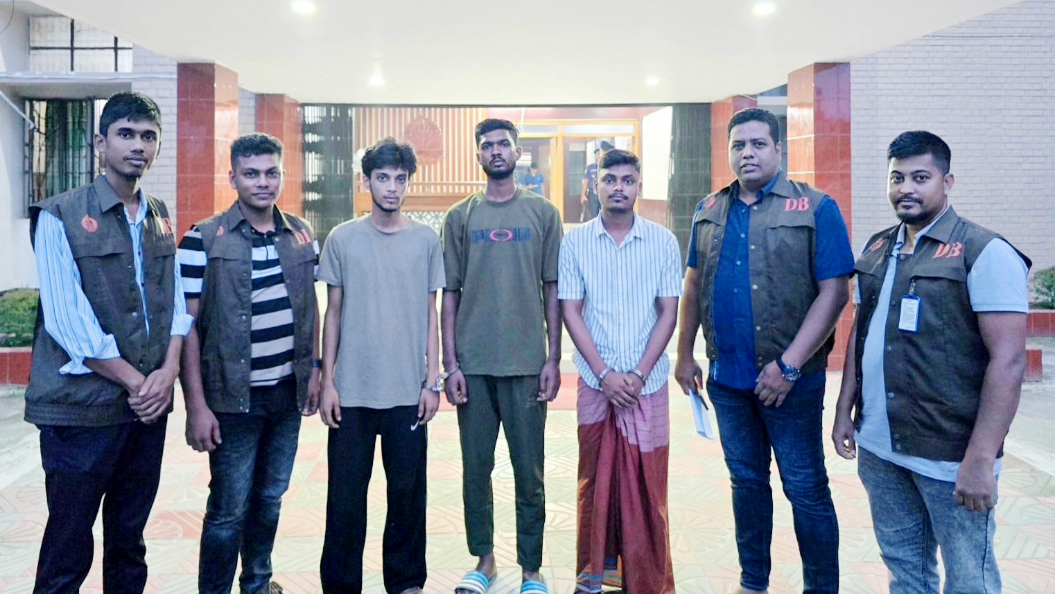 অনলাইন প্রতারণা চক্রের ৩ সদস্য গ্রেপ্তার