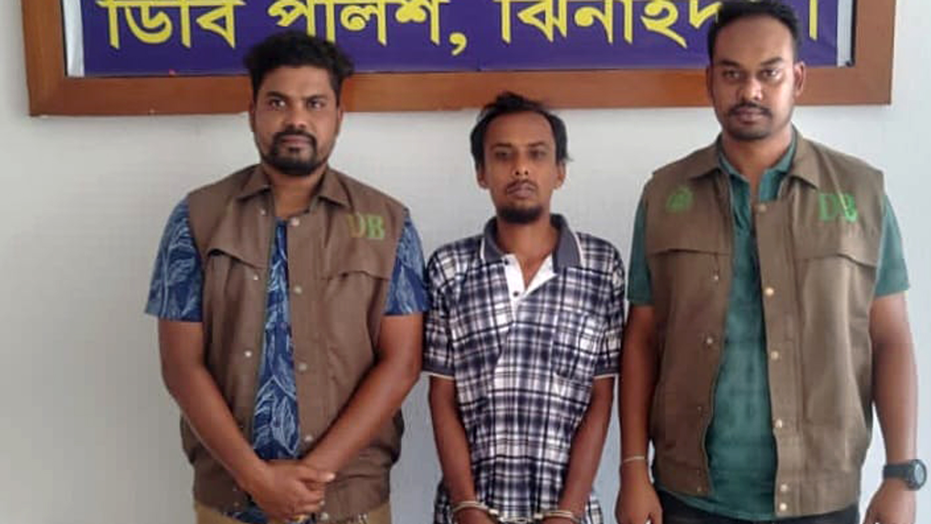 ঝিনাইদহে ফ্রিজের পেছনে মিলল বিদেশি পিস্তল, যুবক আটক