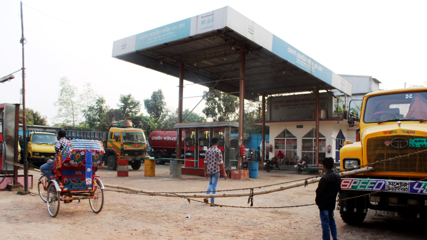 ঝিনাইদহে বেশির ভাগ ফিলিং স্টেশনে জ্বালানি তেল বিক্রি বন্ধ, ডিসি বললেন সংকট নেই