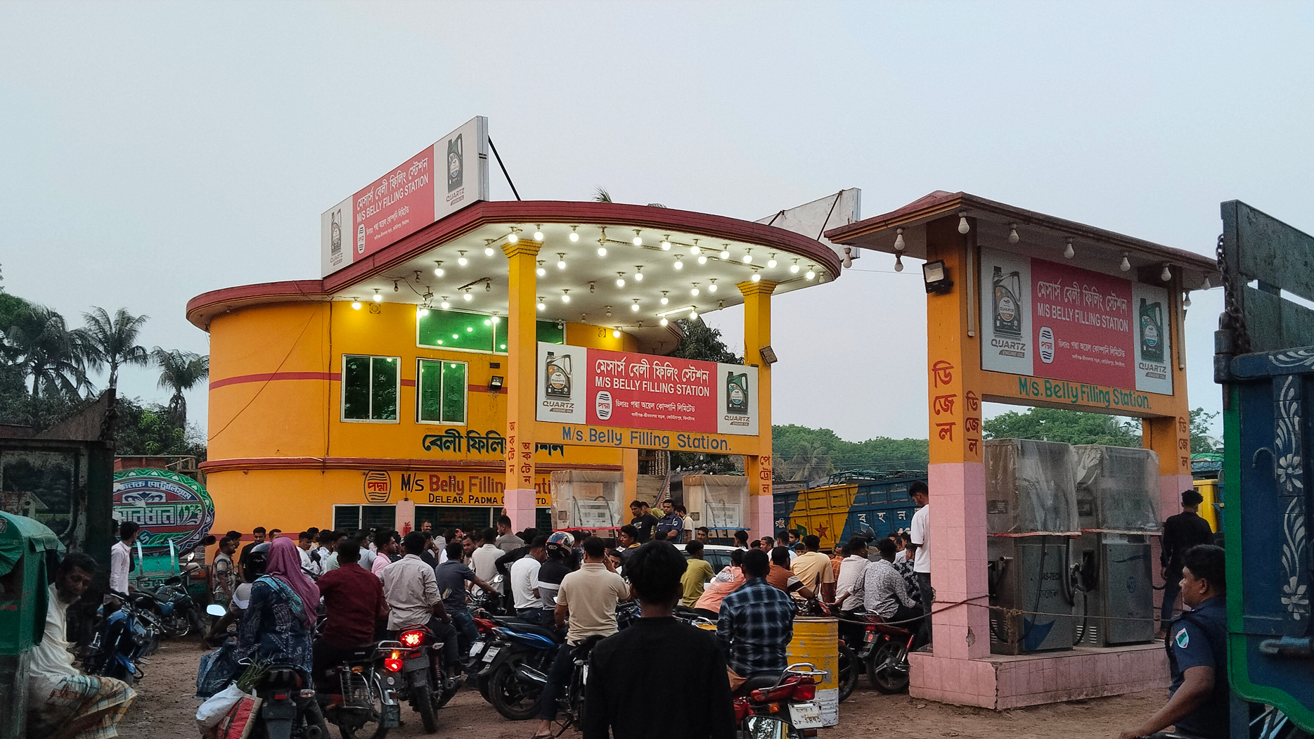 ঝিনাইদহে ফিলিং স্টেশনগুলোয় ক্রেতাদের লম্বা লাইন, চাপ সামলাতে কাজ করছে পুলিশ