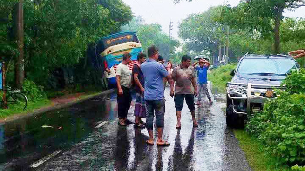 মহেশপুরে ইউএনওর গাড়ির সঙ্গে যাত্রীবাহী বাসের সংঘর্ষ