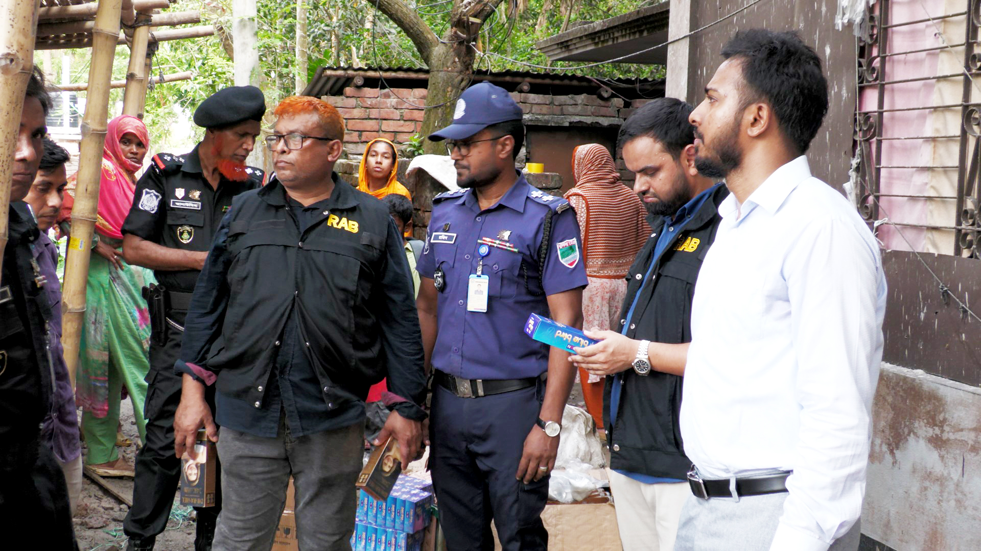 ঝিনাইদহে নকল প্রসাধনী তৈরির কারখানায় র‍্যাবের অভিযান, লাখ টাকা জরিমানা
