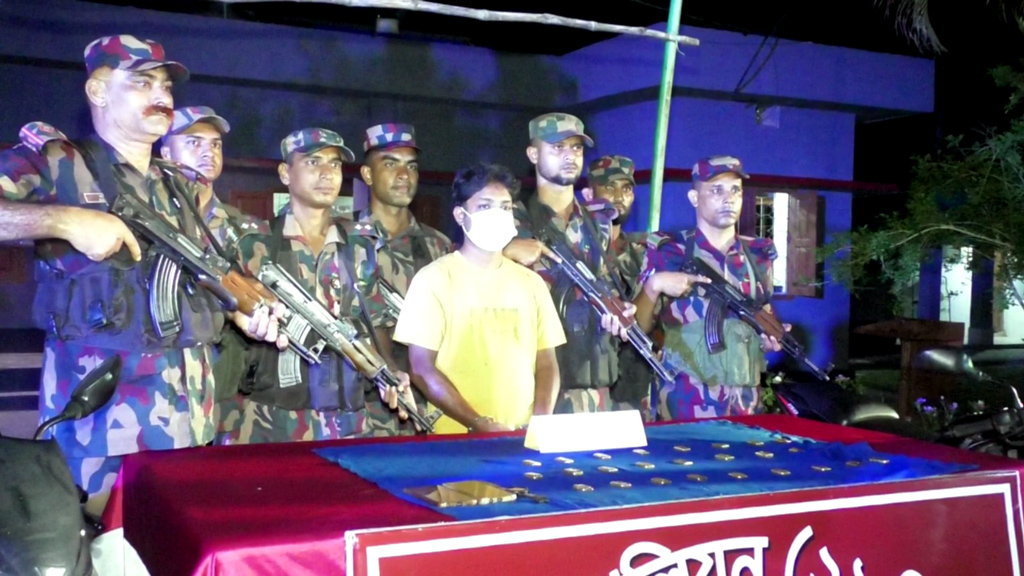 ভারতে পাচারকালে সাড়ে ৭ কোটি টাকার সোনার বারসহ আটক ১