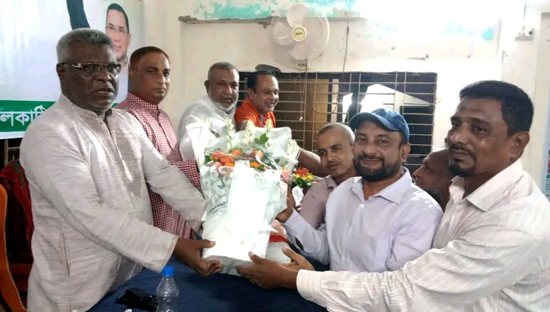 বিএনপির সভায় আওয়ামী লীগ নেতার ফুলেল শুভেচ্ছা