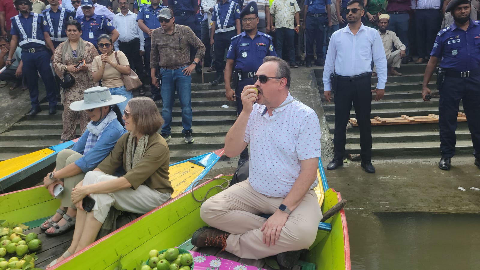 ভীমরুলীর ভাসমান পেয়ারার হাটে মুগ্ধ রাষ্ট্রদূত, যুক্তরাষ্ট্রে রপ্তানিতে সহযোগিতার আশ্বাস