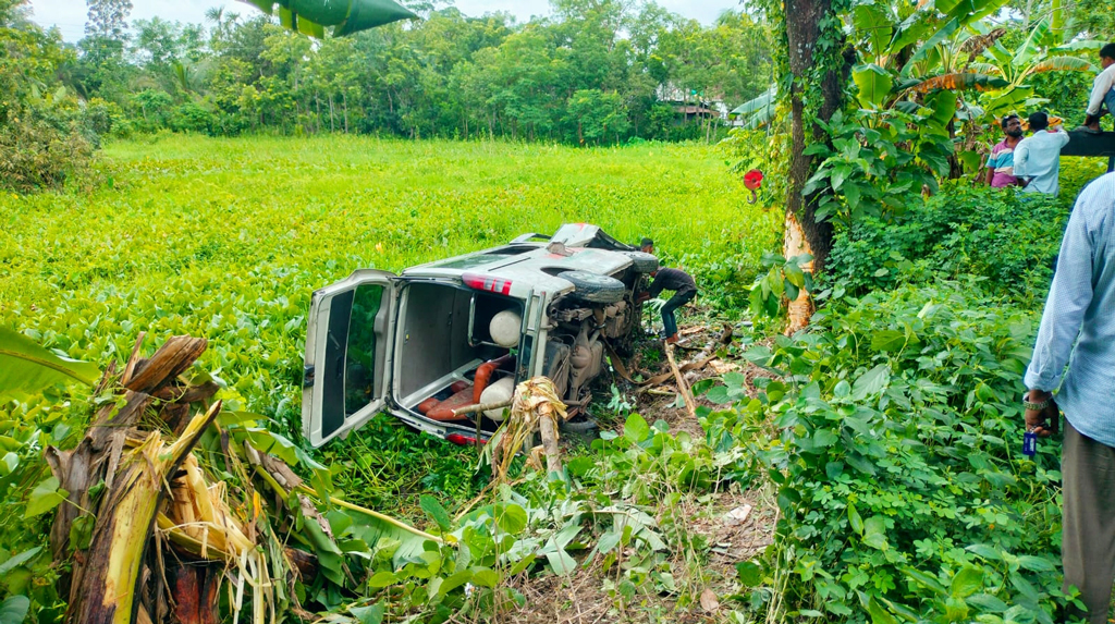 ঢাকায় যাচ্ছিলেন ক্যানসার রোগী, অ্যাম্বুলেন্স খাদে পড়ে ভাঙল পা