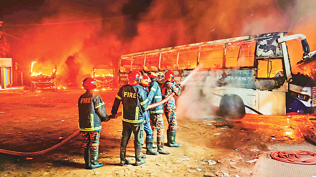 পেট্রলপাম্পে ভিড় বাড়ছে, খুচরায় বাড়তি দাম