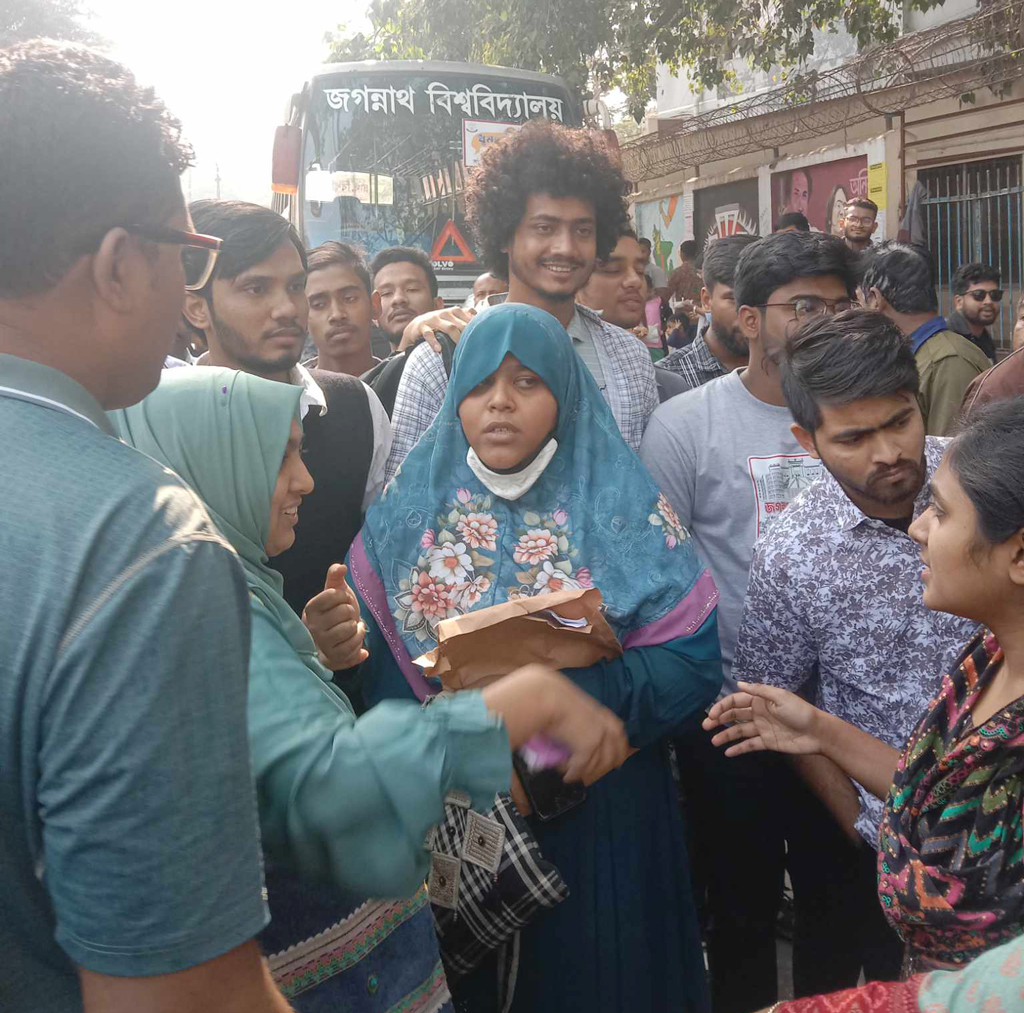 জবিতে সার্টিফিকেট তুলতে আসা ছাত্রীকে হেনস্তা, মুচলেকা নিল প্রশাসন